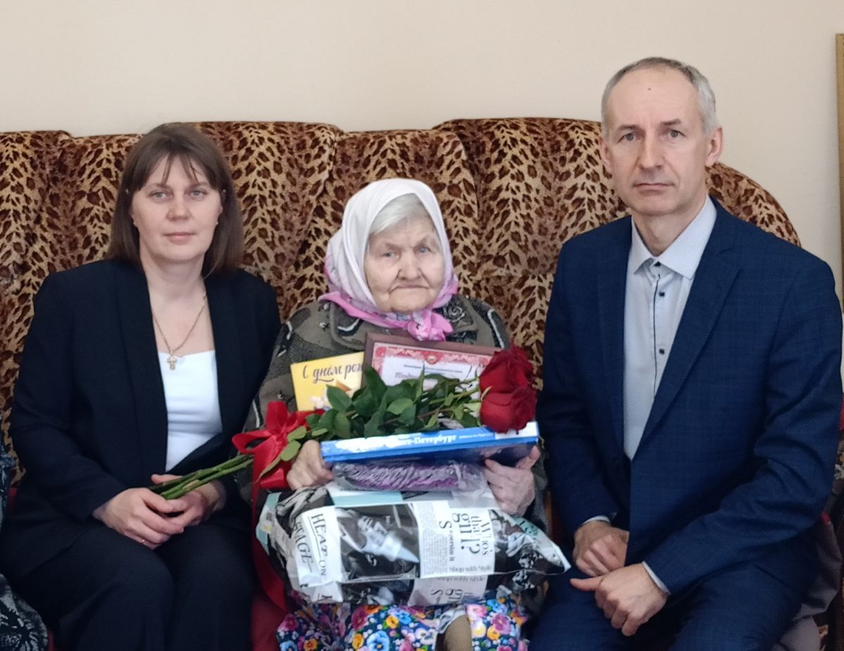 90 - летний юбилей в доме престарелых - значимое событие, требующее особого внимания, заботы и уважения